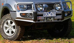 Передний силовой бампер с противотуманнымы фарами Deluxe для Mitsubishi L200 2006-2009 ARB